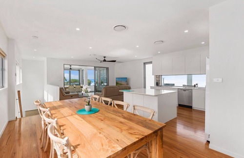 Sapphire Beach House | Holiday House with a spa right on Sapphire Beach!