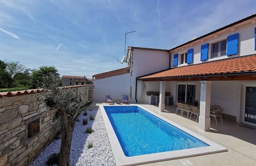 Burici House | Holiday house Zminj for 1 - 6 persons with 3 bedrooms - Row house