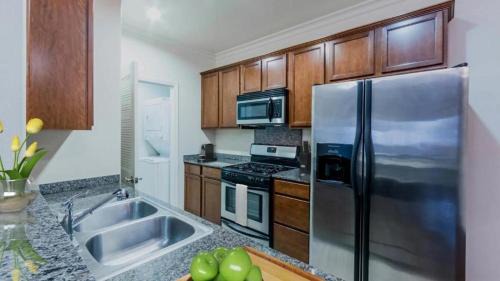 Koreatown Apartment | Holiday in LA - 1br with Free parking, Laundry, Pool