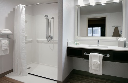Lenexa Hotel | Holiday Inn and Suites Overland Park West by IHG