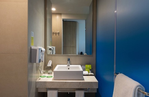 Gandhi Nagar Hotel | Holiday Inn Bengaluru Racecourse by IHG