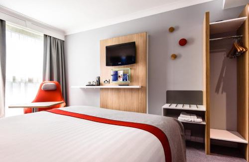 Bishop's Stortford Hotel | Holiday Inn Express London Stansted Airport by IHG