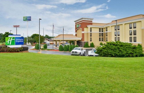 Burlington Hotel | Holiday Inn Express Burlington, an IHG Hotel