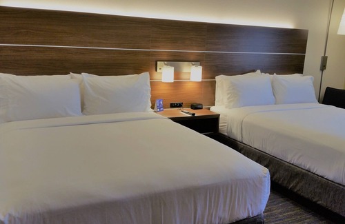 North Charleston Hotel | Holiday Inn Express Hotel & Suites Charleston-North by IHG