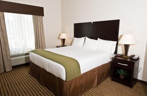 Heber Springs Hotel | Holiday Inn Express and Suites Heber Springs by IHG