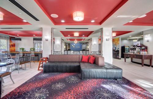 Oklahoma City Hotel | Holiday Inn Express and Suites Oklahoma City North by IHG