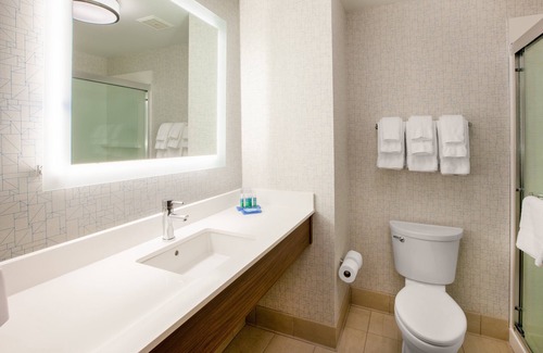 Lakeview Hotel | Holiday Inn Express and Suites Manassas by IHG