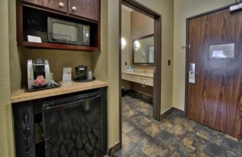 Lubbock Hotel | Holiday Inn Express and Suites Lubbock South by IHG