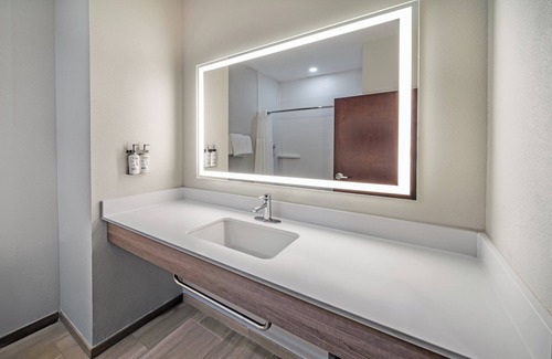Henderson Hotel | Holiday Inn Express and Suites Henderson by IHG