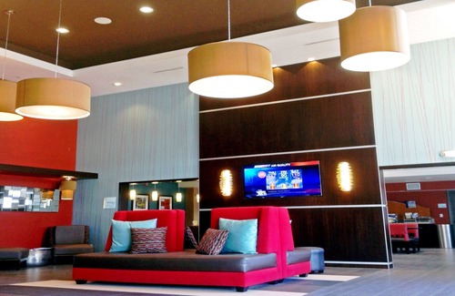 Pumpkin Center Hotel | Holiday Inn Express Bakersfield by IHG