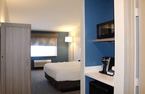 Pumpkin Center Hotel | Holiday Inn Express Bakersfield by IHG