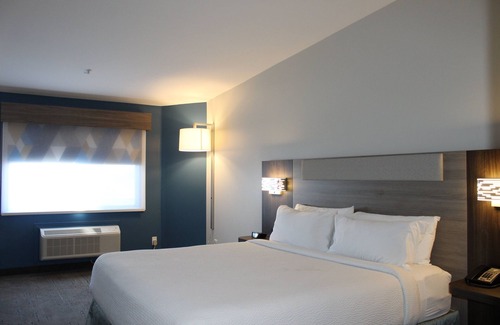 Pumpkin Center Hotel | Holiday Inn Express Bakersfield by IHG