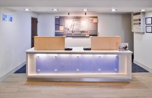 Burlington Hotel | Holiday Inn Express Burlington by IHG