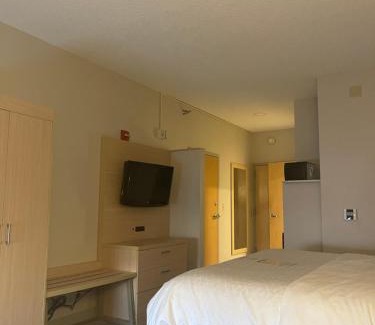 Cedar Rapids Hotel | Holiday Inn Express Cedar Rapids - Collins Road by IHG