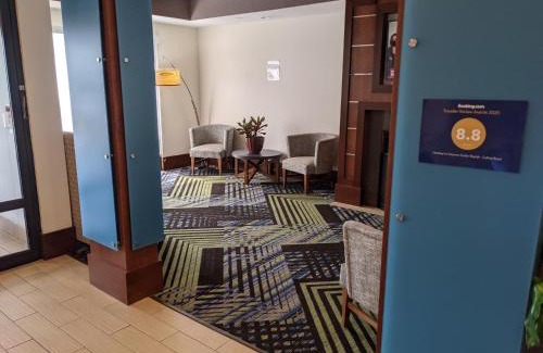Cedar Rapids Hotel | Holiday Inn Express Cedar Rapids - Collins Road by IHG