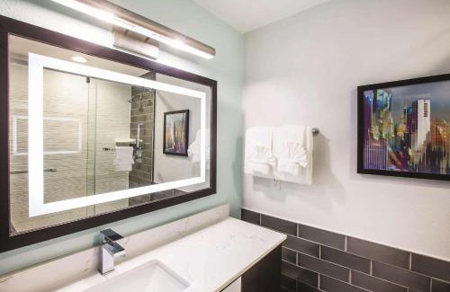 Downtown Dallas Hotel | Holiday Inn Express - Dallas Downtown by IHG