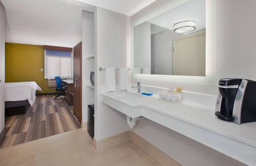 Fairfax Hotel | Holiday Inn Express Fairfax - Arlington Boulevard by IHG