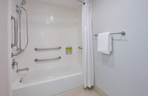 Fairfax Hotel | Holiday Inn Express Fairfax - Arlington Boulevard by IHG