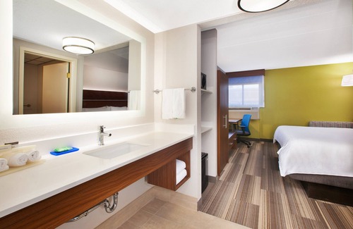 Fairfax Hotel | Holiday Inn Express Fairfax - Arlington Boulevard by IHG