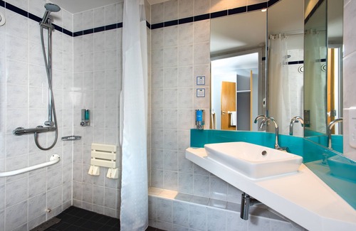 Paisley Hotel | Holiday Inn Express Glasgow Airport by IHG