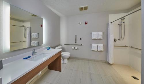 Medford Hotel | Holiday Inn Express Hotel & Suites Medford-Central Point by IHG