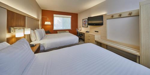 Medford Hotel | Holiday Inn Express Hotel & Suites Medford-Central Point by IHG