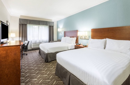 Lake Charles Hotel | Holiday Inn Express Hotel & Suites Lake Charles by IHG