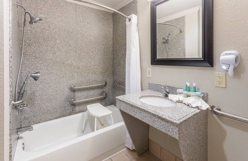 Lake Charles Hotel | Holiday Inn Express Hotel & Suites Lake Charles by IHG