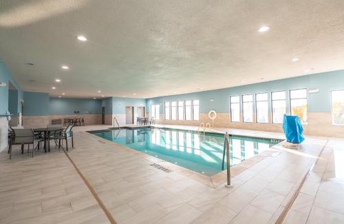 St. Robert Hotel | Holiday Inn Express Hotel and Suites Saint Robert by IHG