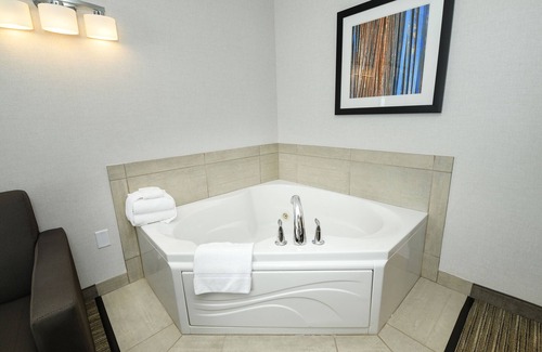 Grand Forks Hotel | Holiday Inn Express Hotel & Suites Grand Forks by IHG