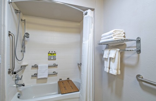 Woodbridge Hotel | Holiday Inn Express Hotel & Suites Woodbridge by IHG