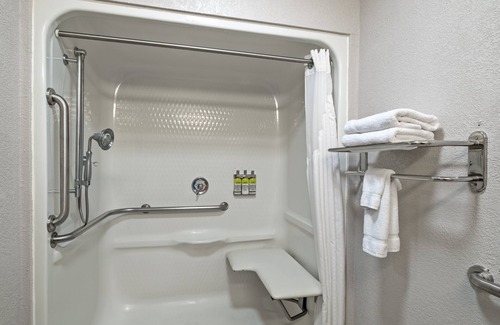 Woodbridge Hotel | Holiday Inn Express Hotel & Suites Woodbridge by IHG
