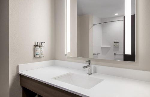 Halfway Hotel | Holiday Inn Express Hotel & Suites Hagerstown by IHG