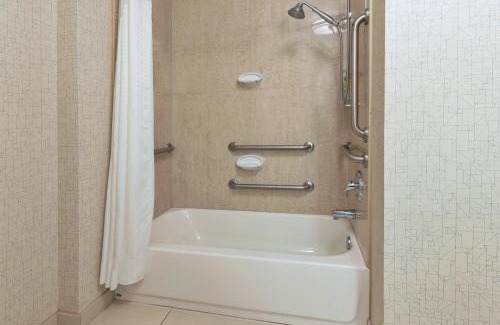 Warminster Hotel | Holiday Inn Express Hotel & Suites Warminster-Horsham by IHG
