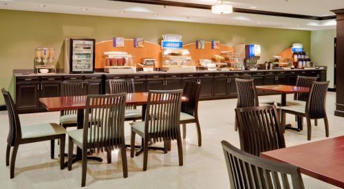 Warminster Hotel | Holiday Inn Express Hotel & Suites Warminster-Horsham by IHG