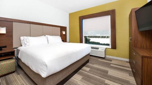 Conroe Hotel | Holiday Inn Express Hotel and Suites Conroe by IHG