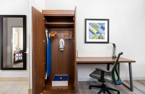 Conroe Hotel | Holiday Inn Express Hotel and Suites Conroe by IHG