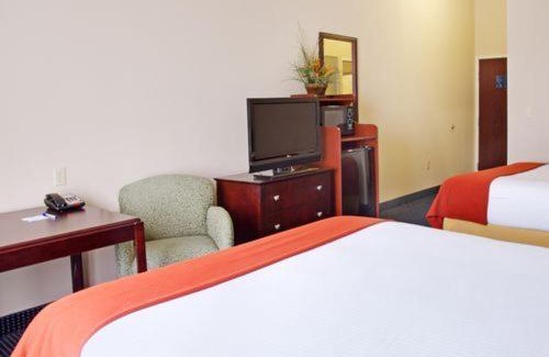 Orange Hotel | Holiday Inn Express Hotel and Suites Orange, an IHG Hotel