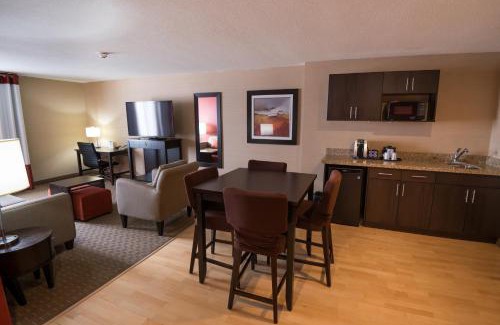 Chatham-Kent Hotel | Holiday Inn Express Hotel & Suites Chatham South by IHG