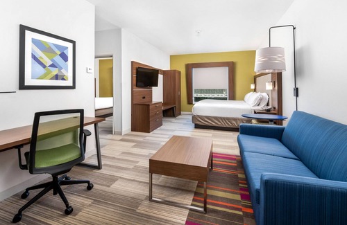 Conroe Hotel | Holiday Inn Express Hotel & Suites Conroe I-45 North by IHG