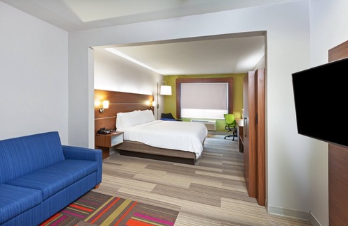 Orange Hotel | Holiday Inn Express Hotel & Suites Orange by IHG