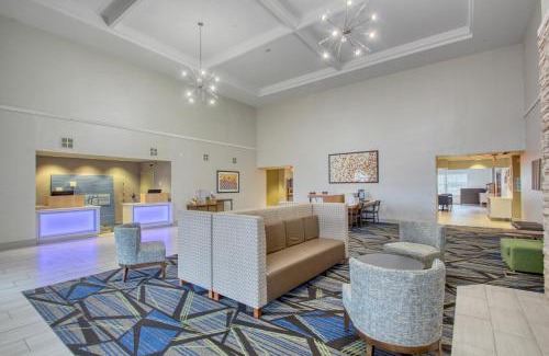 Oshkosh Hotel | Holiday Inn Express Hotel & Suites Oshkosh - State Route 41 by IHG