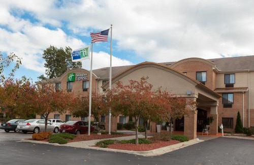 Canton Hotel | Holiday Inn Express Hotel & Suites Canton by IHG