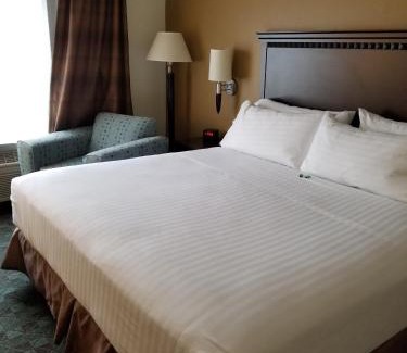 Canton Hotel | Holiday Inn Express Hotel & Suites Canton by IHG