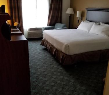 Canton Hotel | Holiday Inn Express Hotel & Suites Canton by IHG