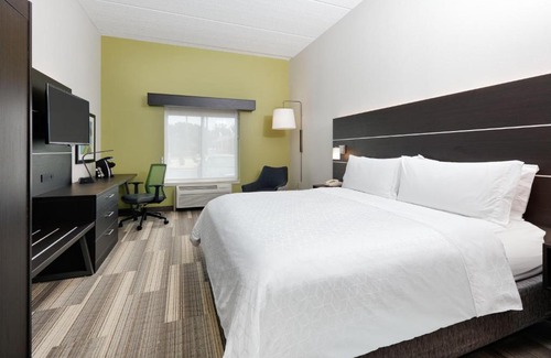 Dublin Hotel | Holiday Inn Express Hotel & Suites Dublin by IHG