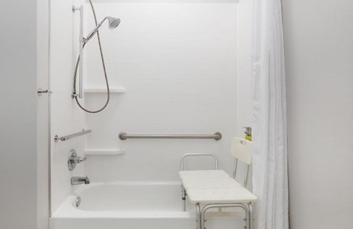 Dublin Hotel | Holiday Inn Express Hotel & Suites Dublin by IHG