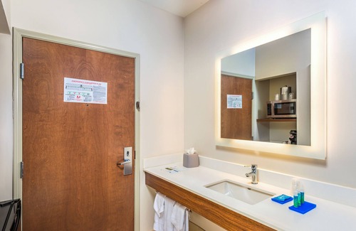 Peoria Hotel | Holiday Inn Express Hotel & Suites PEORIA NORTH - GLENDALE by IHG