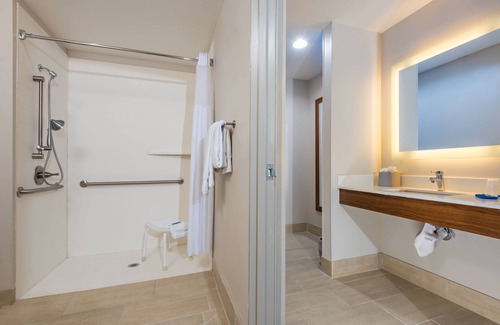 Peoria Hotel | Holiday Inn Express Hotel & Suites PEORIA NORTH - GLENDALE by IHG
