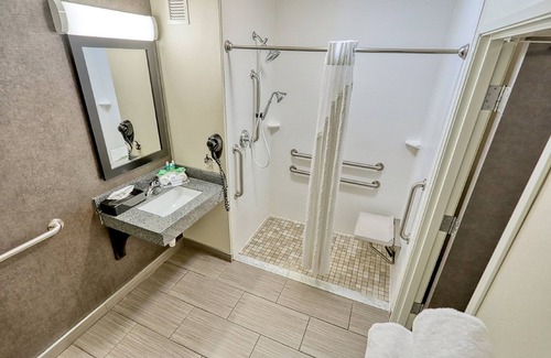 Batavia Hotel | Holiday Inn Express Hotel & Suites Batavia - Darien Lake by IHG